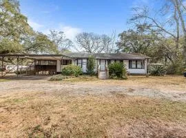 Spacious Farmhouse Ranch Near Mobile