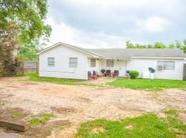 Bungalow near Main Street - #1, bungalow em Grand Bay