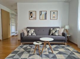Apartment for 3, close to Zurich and Luzern, free private parking, alojamiento con cocina en Wohlen