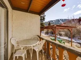 < Half-Mi to Red River Ski Area: Townhome w/ Patio