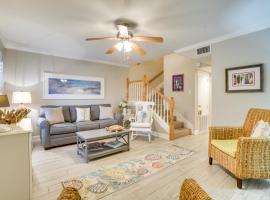 Old Town Bay St Louis Townhome Walk to Beach, ξενοδοχείο σε Bay Saint Louis