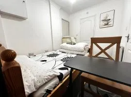Best place in luton-D With private bathroom No kitchen access