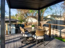 Luxury Zilker Home Pool Hot Tub and 2 Kitchens