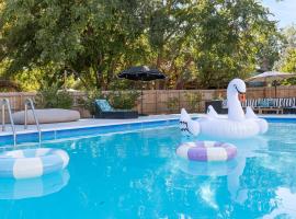 Luxury Designer Home Theatre Games & BBQ Grill – hotel w mieście Millard