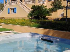 Viesnīca ar autostāvvietu La Maison Bleue pilsētā Tulona