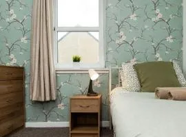 3 Bedroom House - Free Parking
