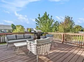 Elegant Escape-Fenced Yard BBQ & Cozy Fire Pit
