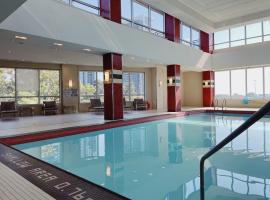 Urban Oasis - Modern 1 bedroom w pool access free parking, hotel en Toronto