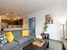 Adorable 2bed Apt Balcony & Rooftop Pool D