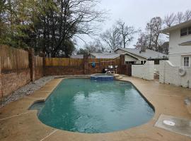 Luxury Southern Mansion w/ Pool, hotel em Memphis