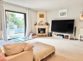 Villasonboard 2 Bed Condo Beach Seaview Greek Riviera Vouliagmeni, hotel a Atenes