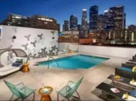 Lovely 3BR Apt With Balcony And Rooftop Pool Plus Views