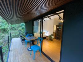 Luxury Cabin in the Forest, hotel v destinaci El Retiro
