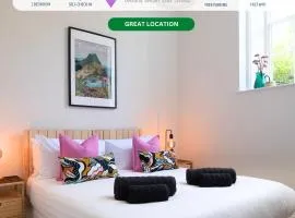 Stunning 1 Bedroom Apartment in a Converted Chapel - Free Parking, Smart TV, Fast WiFi and Self-Check-In by Yoko Property