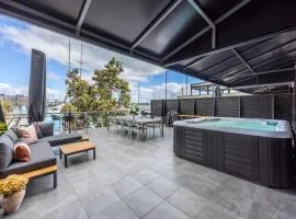Stunning Viaduct Apartment w Harbour views, Spa Pool and FREE Parking