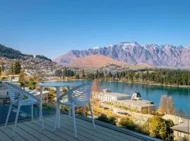 Spectacular VIEWS 2 Bedrooms & BIG DECK