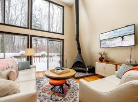 3Br 2Bath Midcentury Ski Chalet with Hot Tub & Kids' Loft, Hotel in Cedar