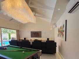 Villa Frangepani, Private Pool, 3 Bedroom, 2 Bath, Fully Equipped, Billiard Table, Home theatre, at Sumba Paradise Bech Resort, hotel v destinaci Lakahembi