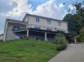 Spacieux gîte contemporain avec terrasse panoramique et piscine chauffée - FR-1-584-373