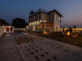 SaffronStays Sher Bagh - 4BR eco-friendly pool villa with jungle trails, farm-to-table meals & bonfire nights near Corbett Park, מלון בBelparāo