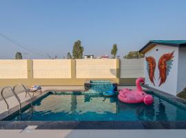 SaffronStays Sher Bagh - 4BR eco-friendly pool villa with jungle trails, farm-to-table meals & bonfire nights near Corbett Park, hotel a Belparāo