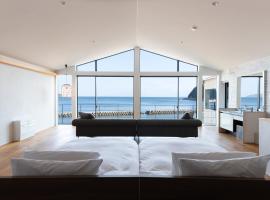 Private luxury villa with ocean view Shodoshima, hytte i Shōdoshima