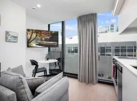 Hyde Lane APT - Walk to Shops Cafes Attractions