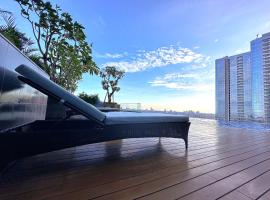 Lavish The Peak 2BR Apartment in Tunjungan Plaza 5 Surabaya City Centre by Le Ciel Hospitality, apartmán v destinaci Surabaja