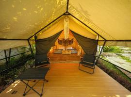 Glamping Menoreh, luxusní kemp v destinaci Giripurno