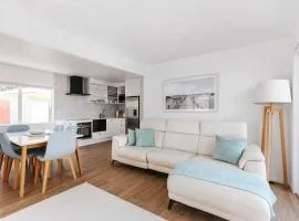 Barefoot Retreat - Beach shops and cinema