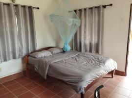 Garden Bungalow, acomoda&ccedil;&atilde;o com cozinha em Phumĭ O Kasa