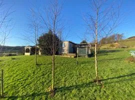 Shepherds Hut-1 Bed-Hot Tub-Pet Friendly