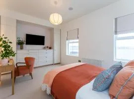 2-Bed - Sleeps 6 - Seafront View with Free Parking