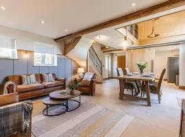 Luxury barn Retreat - sleeps 2-4, quiet location with parking