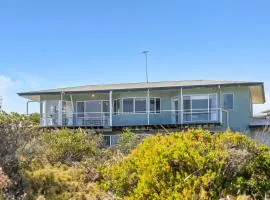 Salt & Peppermint - Beachfront Escape with Stunning Views