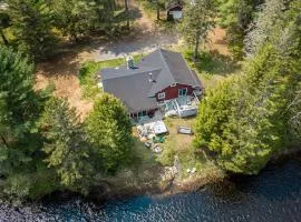 Beau chalet bord de rivière et spa, Beautiful riverside cottage!