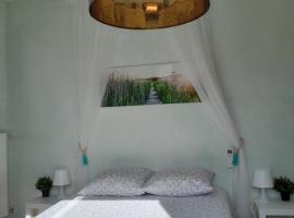 Maison dans village du sud, hotel v destinaci Villeneuve-les-Béziers