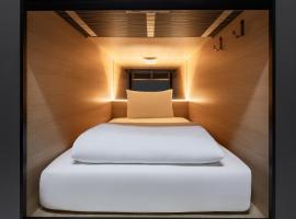 Zedwell Capsule Hotel Piccadilly Circus, hotel in Londen