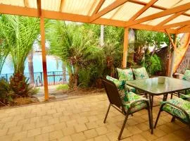 Lakeside Getaway - 4br Jetty, Wi-fi, Waterfront