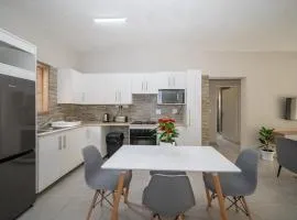 Self checkin - Modern 2 Bedroom Retreat - 103