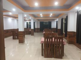 Hotel Royal Place, hotel v destinaci Rāmpur