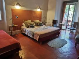 Chambres d'Hôtes Le Mimosa, hotel i Saint-Saturnin-de-Lucian