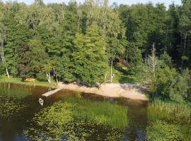 House by the lake with a sauna, hotel con estacionamiento en Stacija Aglona