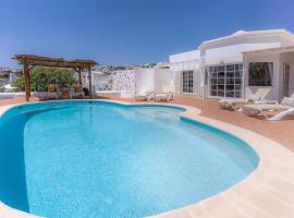 Amazing 3 Bedroom Ocean View with Pool، فندق في تياس