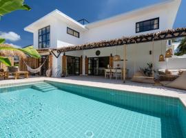 Manao Seaview Pool Villa 34 - 5 Mins Walk To The Beach, huisdiervriendelijk hotel in Koh Lanta