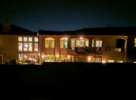 Majestic Mountain Escape-hike trails from backyard, hotel v destinaci Albuquerque