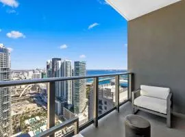 On The 49th Floor! Condo on Highest & Free Parking