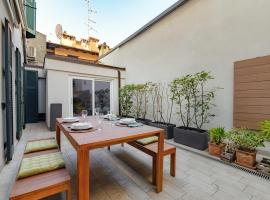 Hidden Lodge - by MyHomeInComo, chal&eacute; alpino em Como