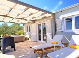 Olive Garden Home with Hot Tub, hotel din Mirce