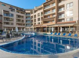 Aparthotel - Apartment with a large terrace and direct access to the sea